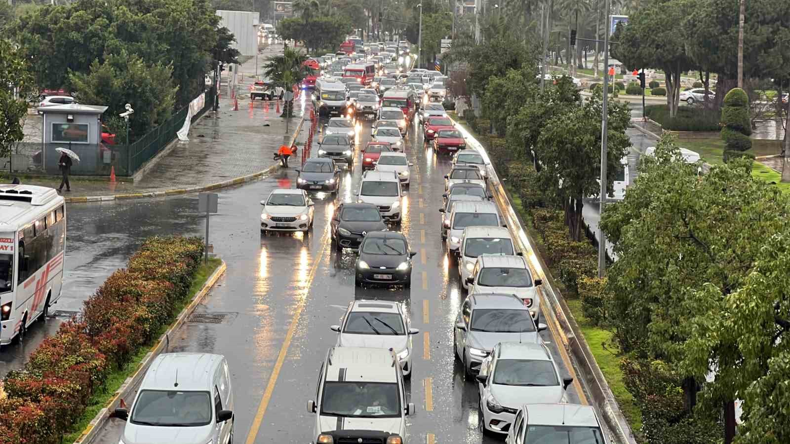 Mersin&rsquo;de fırtına ve sağanak hayatı olumsuz etkiledi

