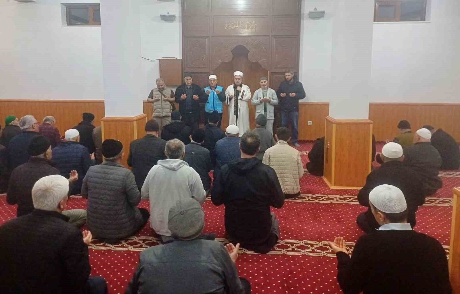 Emet’te 15 umreci dualarla uğurlandı