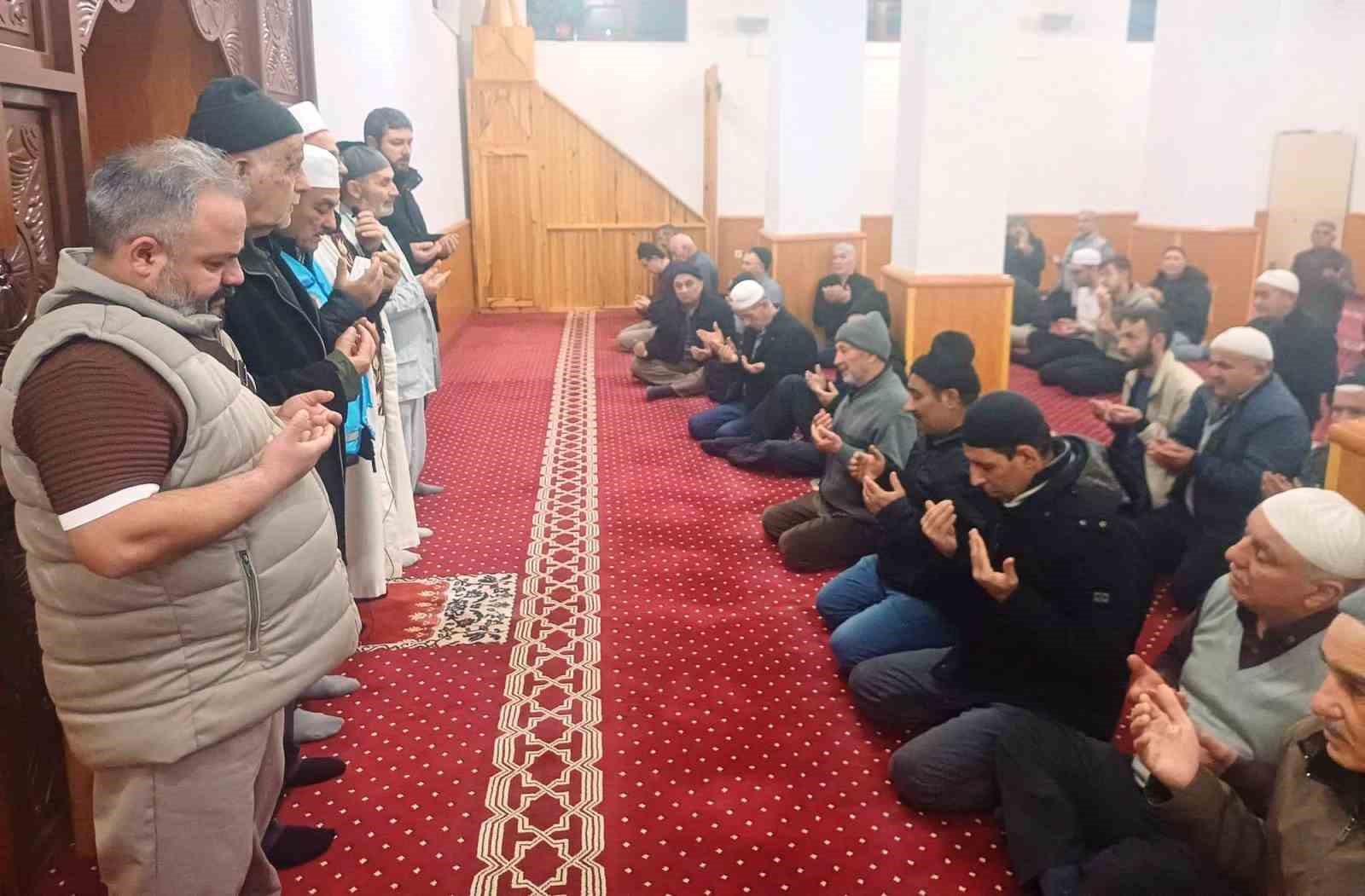 Emet’te 15 umreci dualarla uğurlandı