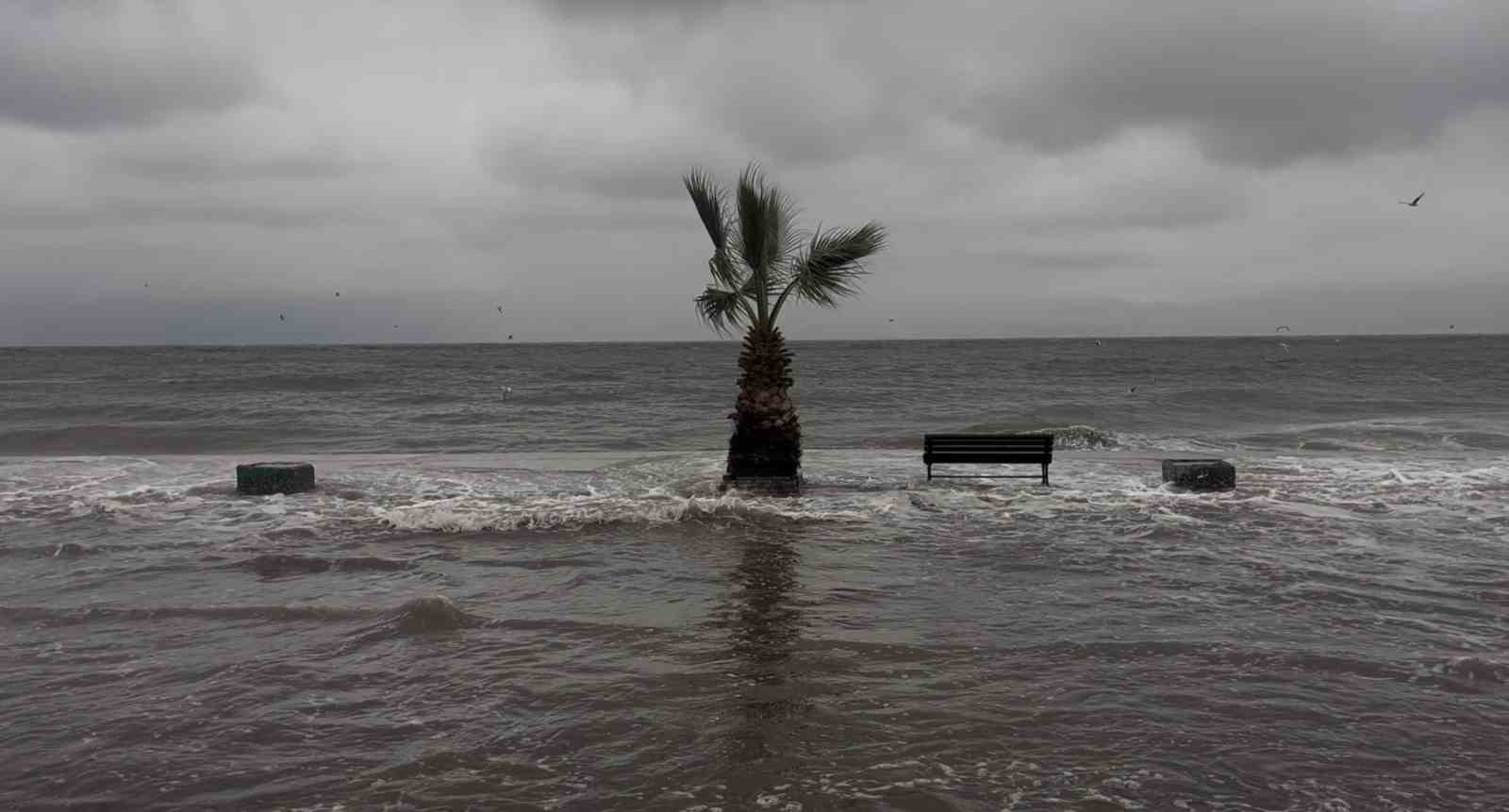 Bursa’da denizle kara birleşti, sokaklar göle döndü
