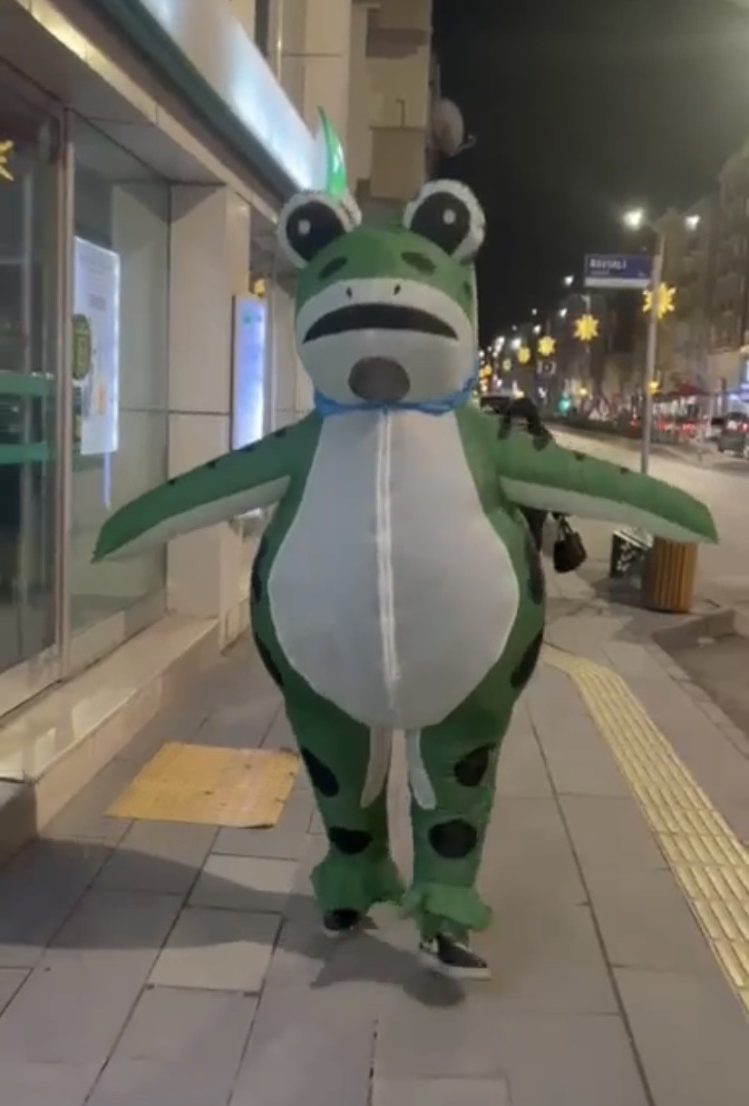 Şişme kurbağa kostümüyle caddede dolaştı, hem şaşırttı, hem gülümsetti