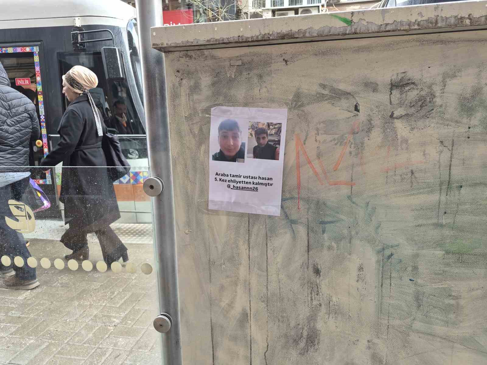 Tramvay durağına yapıştırılan ilgin&ccedil; kağıt dikkat &ccedil;ekti
