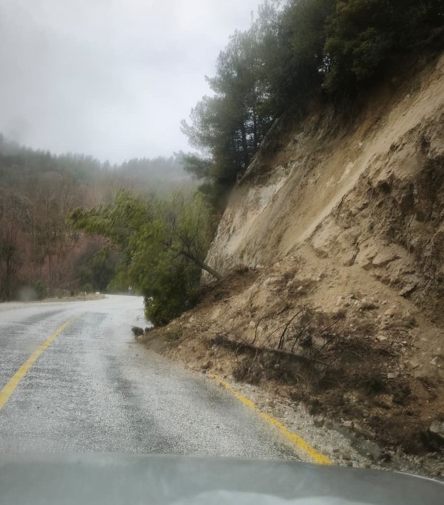 Yoğun yağış sebebiyle kayan topraklar yolları kapattı
