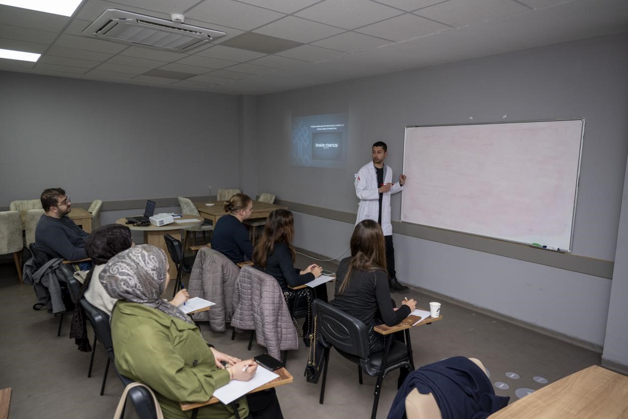 Mersin&rsquo;de MERCEK kurslarıyla turizm sekt&ouml;r&uuml;ne nitelikli personel yetiştiriliyor
