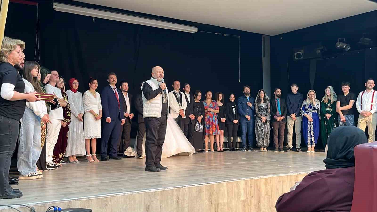 "D&uuml;ğ&uuml;n&uuml;m&uuml;z var K&uuml;tahya" tiyatro oyunu b&uuml;y&uuml;k beğeni aldı
