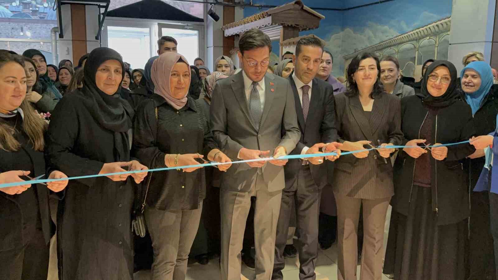 Tokatlı kadınların elinde şekillenen çiniler görücüye çıktı