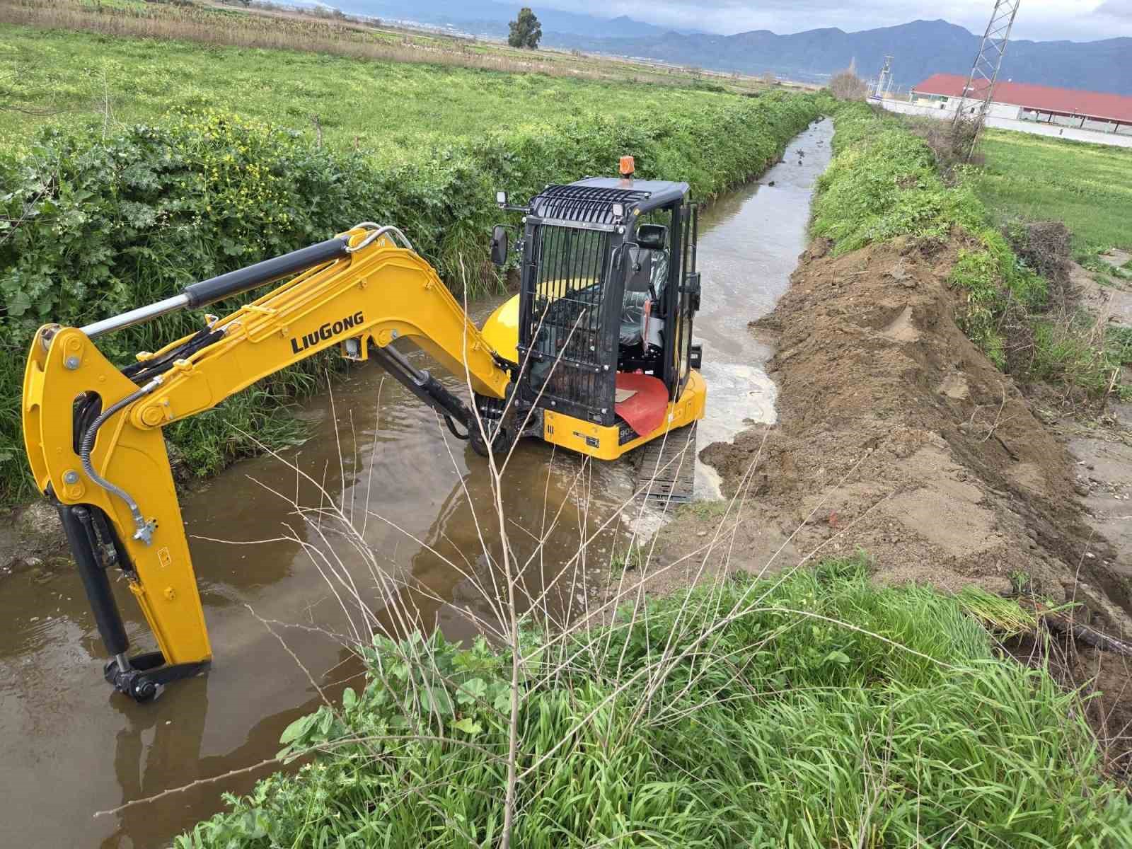 Yenipazar’da yağış sonrası yol bakım ve parke çalışmaları sürüyor
