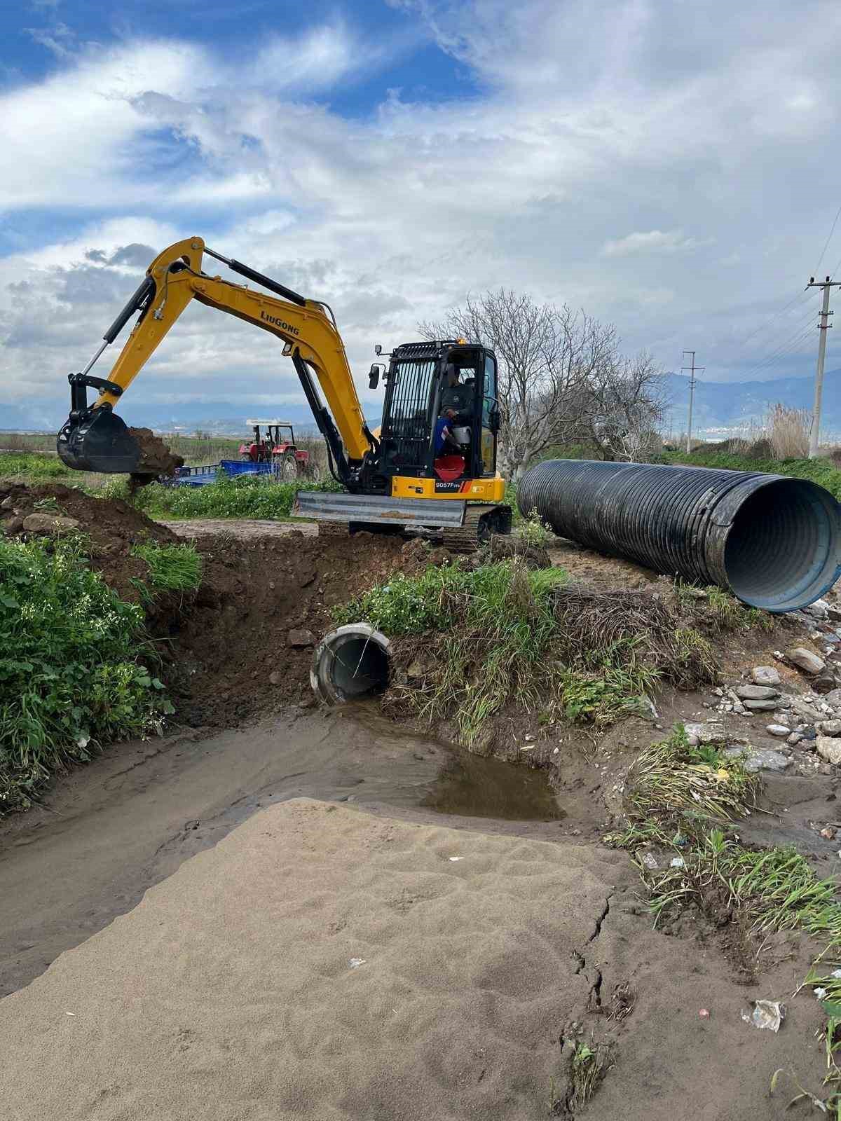Yenipazar&rsquo;da yağış sonrası yol bakım ve parke &ccedil;alışmaları s&uuml;r&uuml;yor
