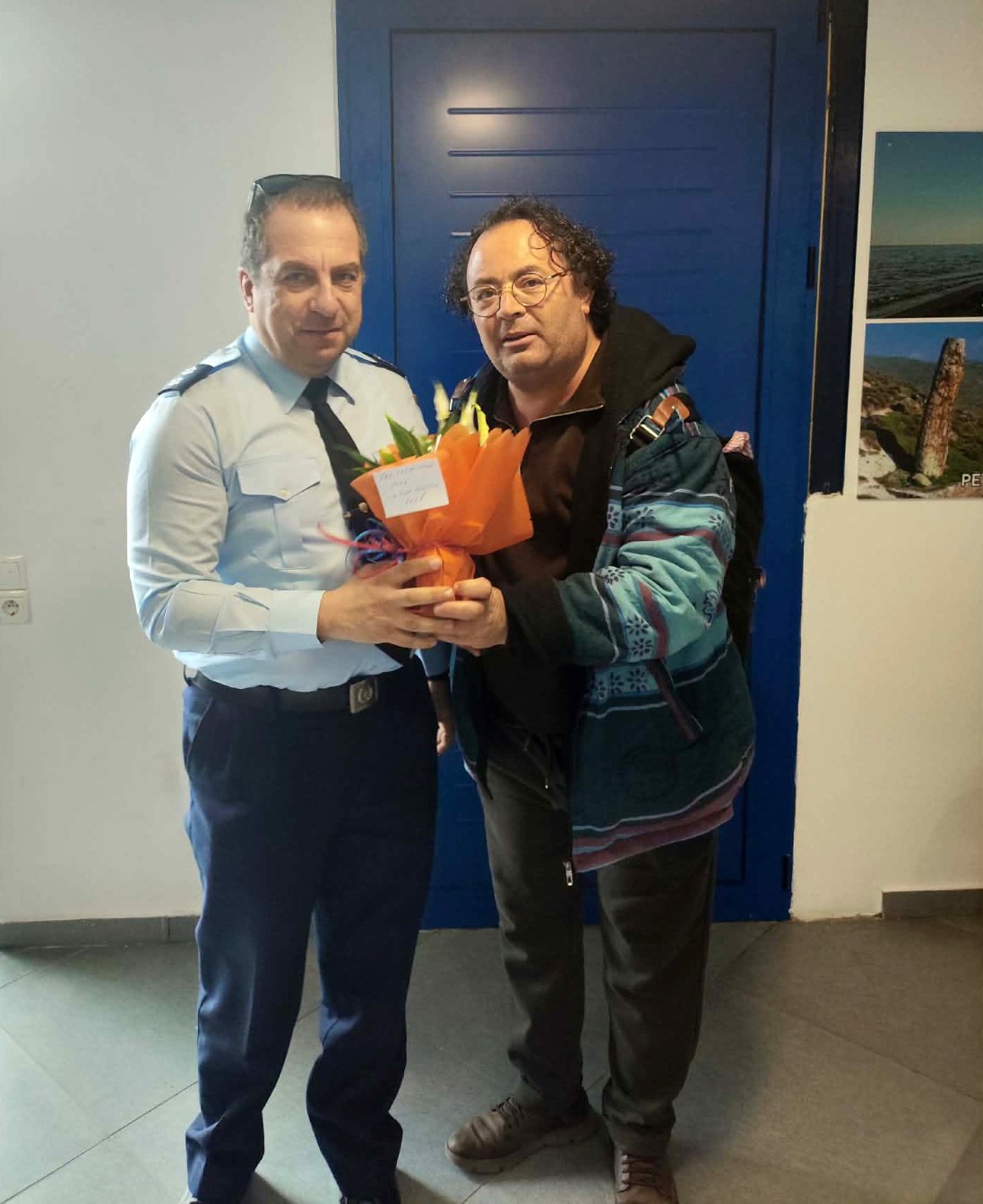 T&uuml;rk turistlerden Yunanlı komisere &ccedil;i&ccedil;ekli teşekk&uuml;r
