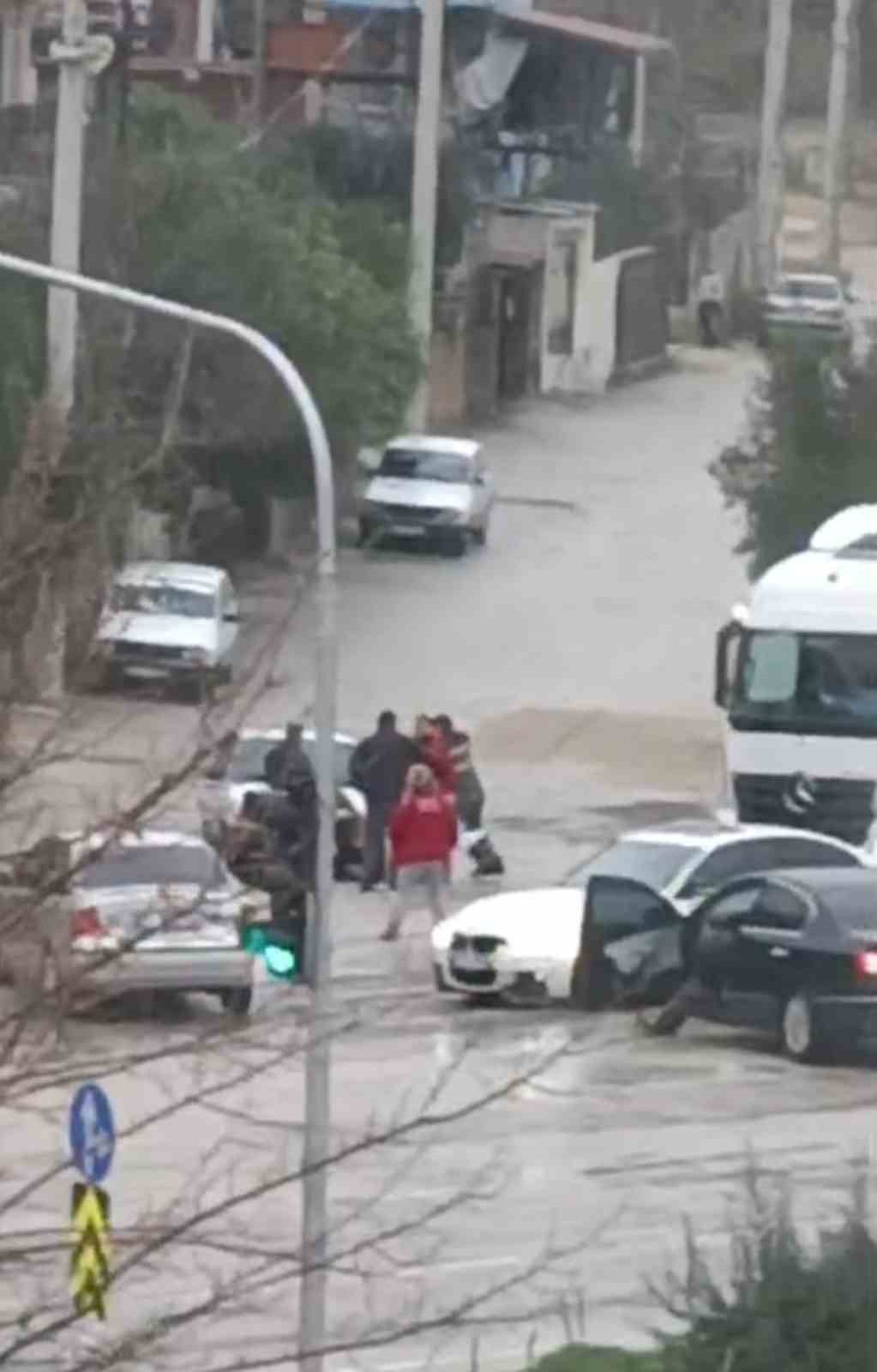 Adana&rsquo;da bir kadının karıştığı sopalı kavga g&ouml;r&uuml;nt&uuml;lendi
