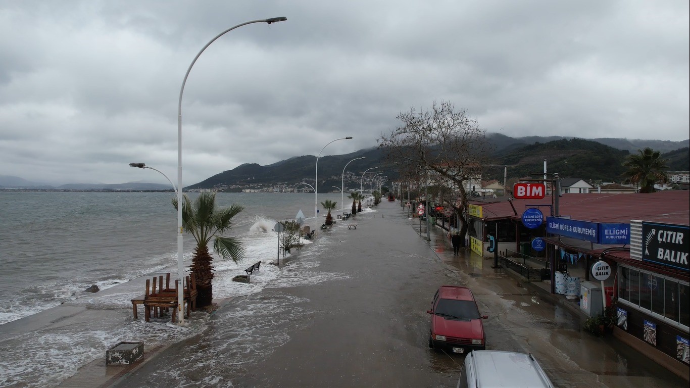 Gemlik&rsquo;te deniz taştı, sahil yolu sular altında kaldı...O anlar havadan g&ouml;r&uuml;nt&uuml;lendi
