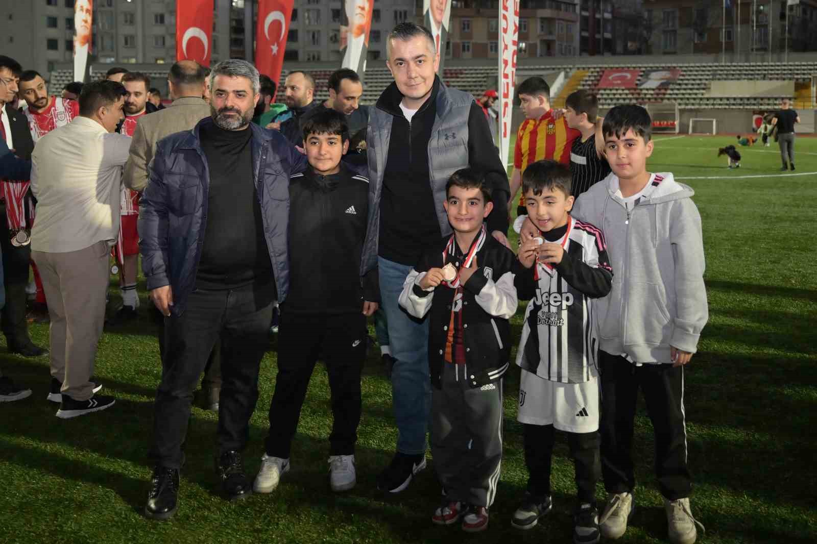 Esenyurt Belediyesi Mahalleler Arası Futbol Turnuvası&rsquo;nın kazananı dostluk oldu

