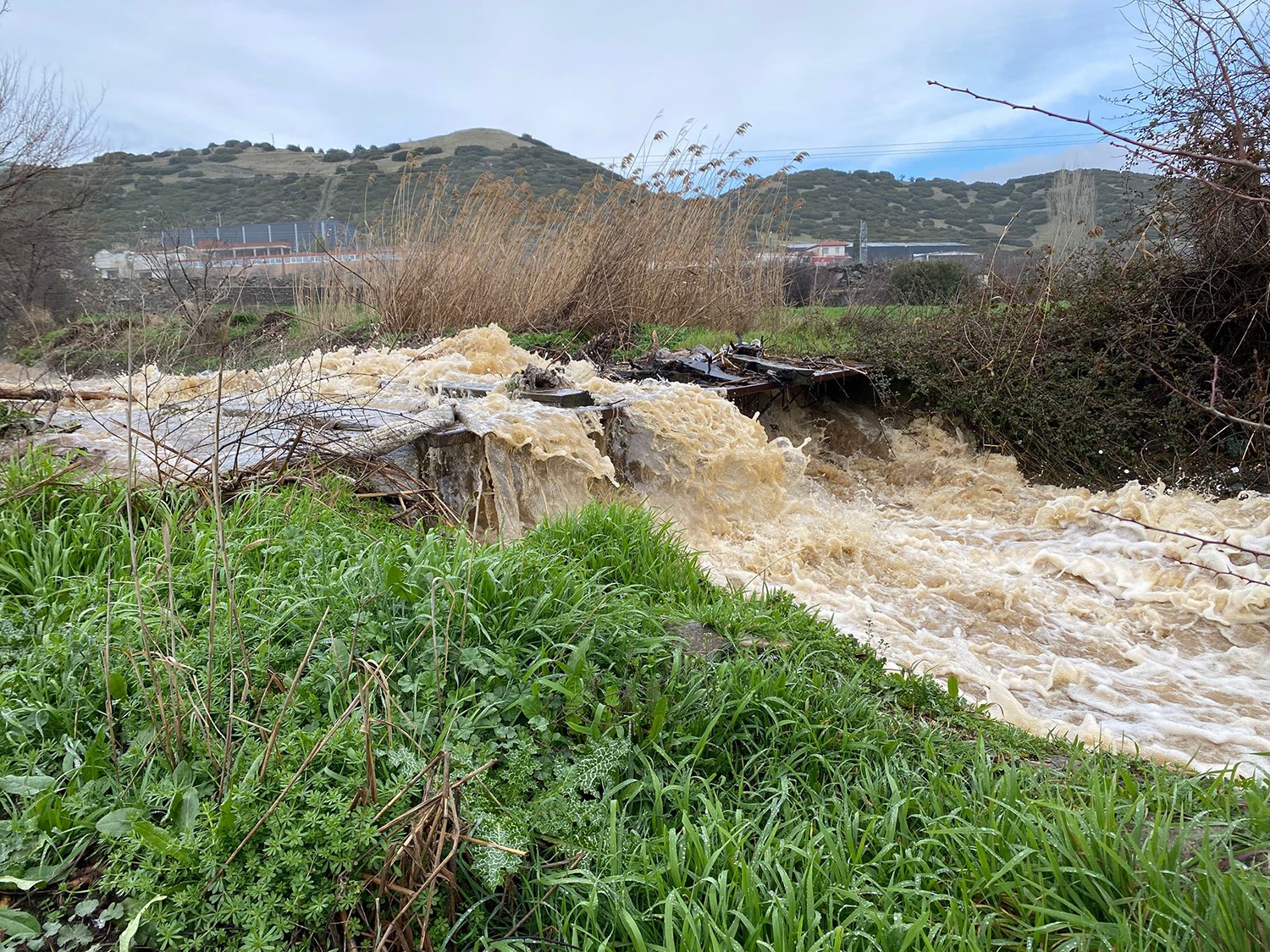 Şiddetli yağışlar Kula&rsquo;da taşkınlara yol a&ccedil;tı
