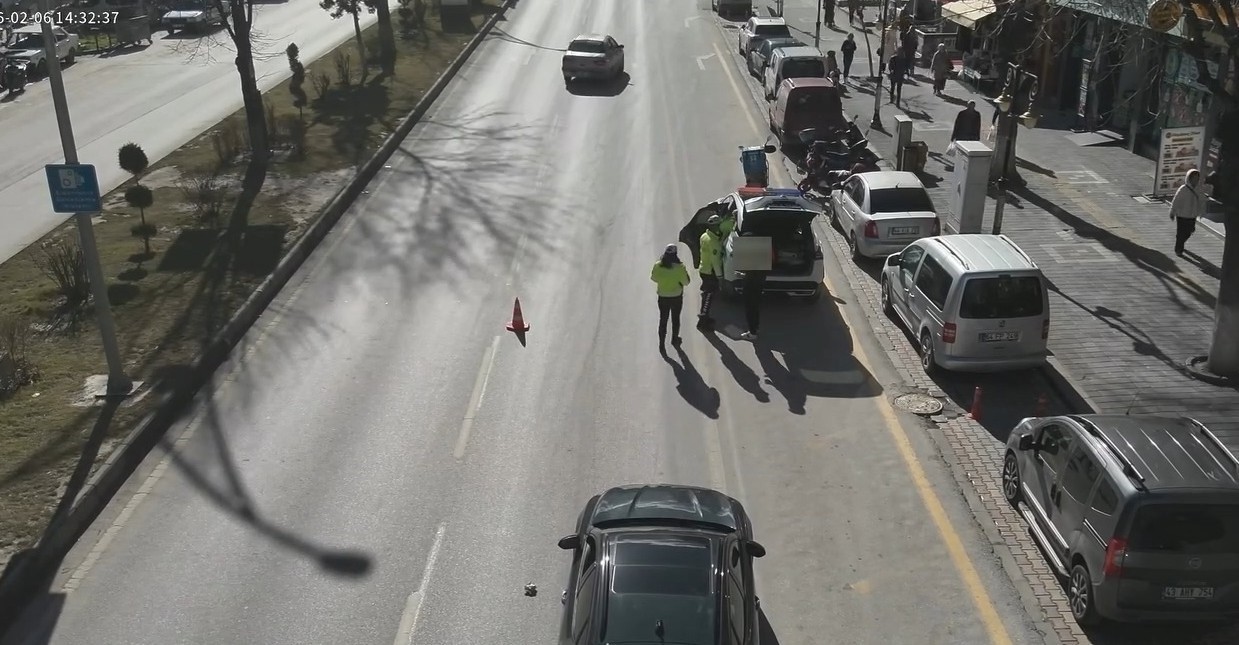 K&uuml;tahya&rsquo;da dron destekli trafik denetimi, kural ihlali yapan s&uuml;r&uuml;c&uuml;lere ceza
