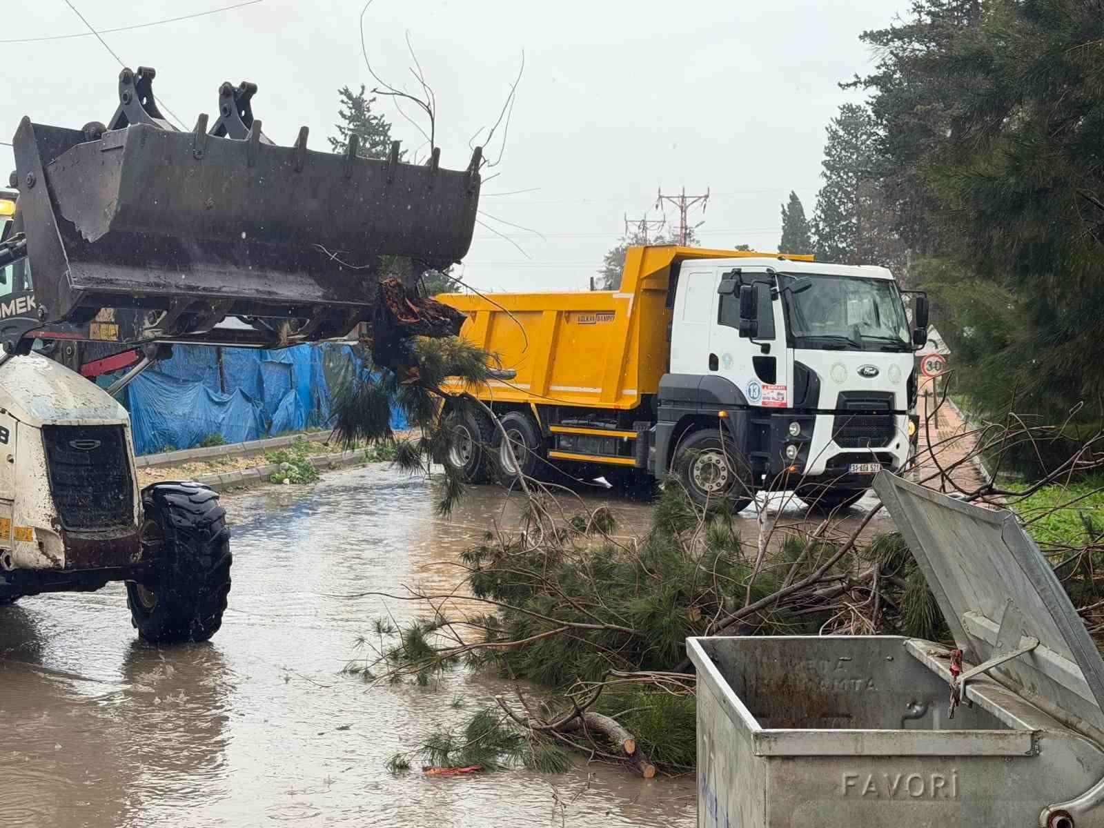 Akdeniz’de fırtına sonrası belediye ekipleri teyakkuzda