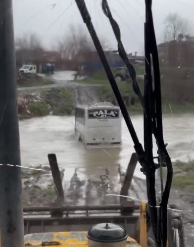 Osmaniye&rsquo;de servis aracı mahsur kaldı, bir&ccedil;ok b&ouml;lgede su taşkını yaşandı
