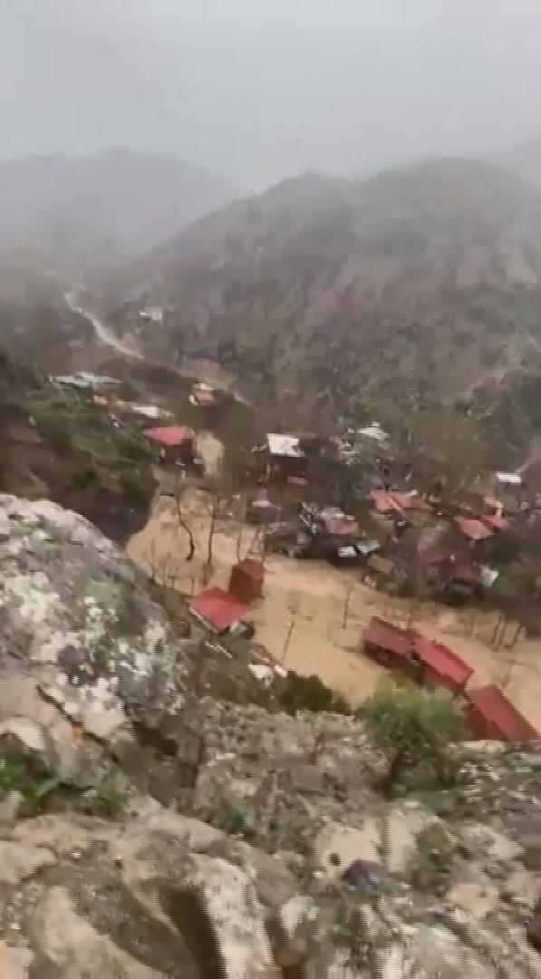 Kayseri’de mahalle sel suları altında kaldı