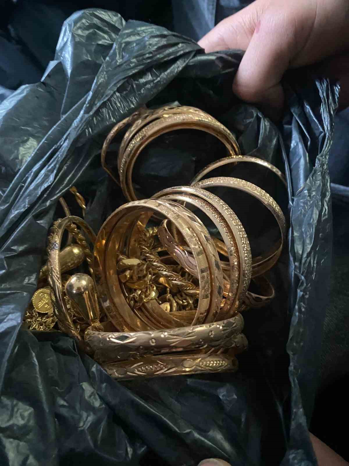 Gaziantep&rsquo;te kuyumcuyu soyan şahıslar yakalandı, &ccedil;alınan altınlar bulundu
