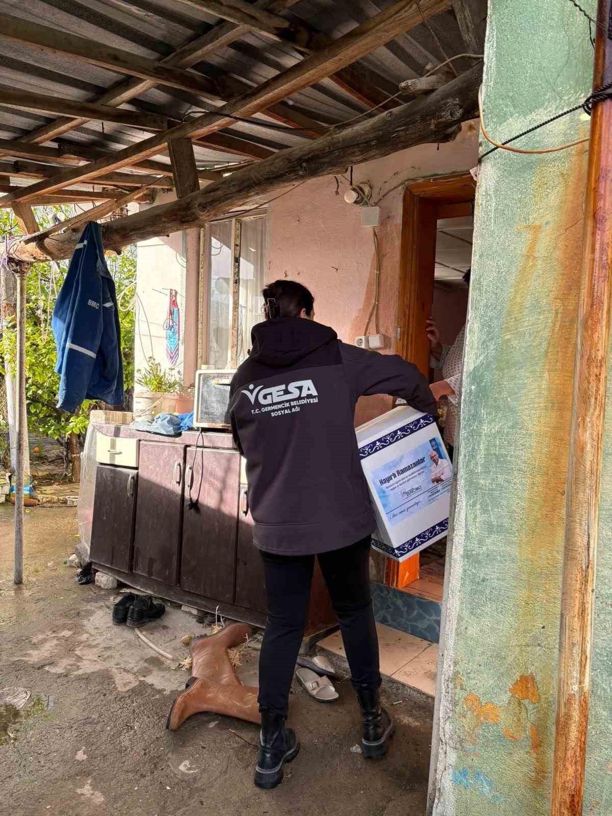 Germencik&rsquo;te Ramazan kolilerinin dağıtımı s&uuml;r&uuml;yor
