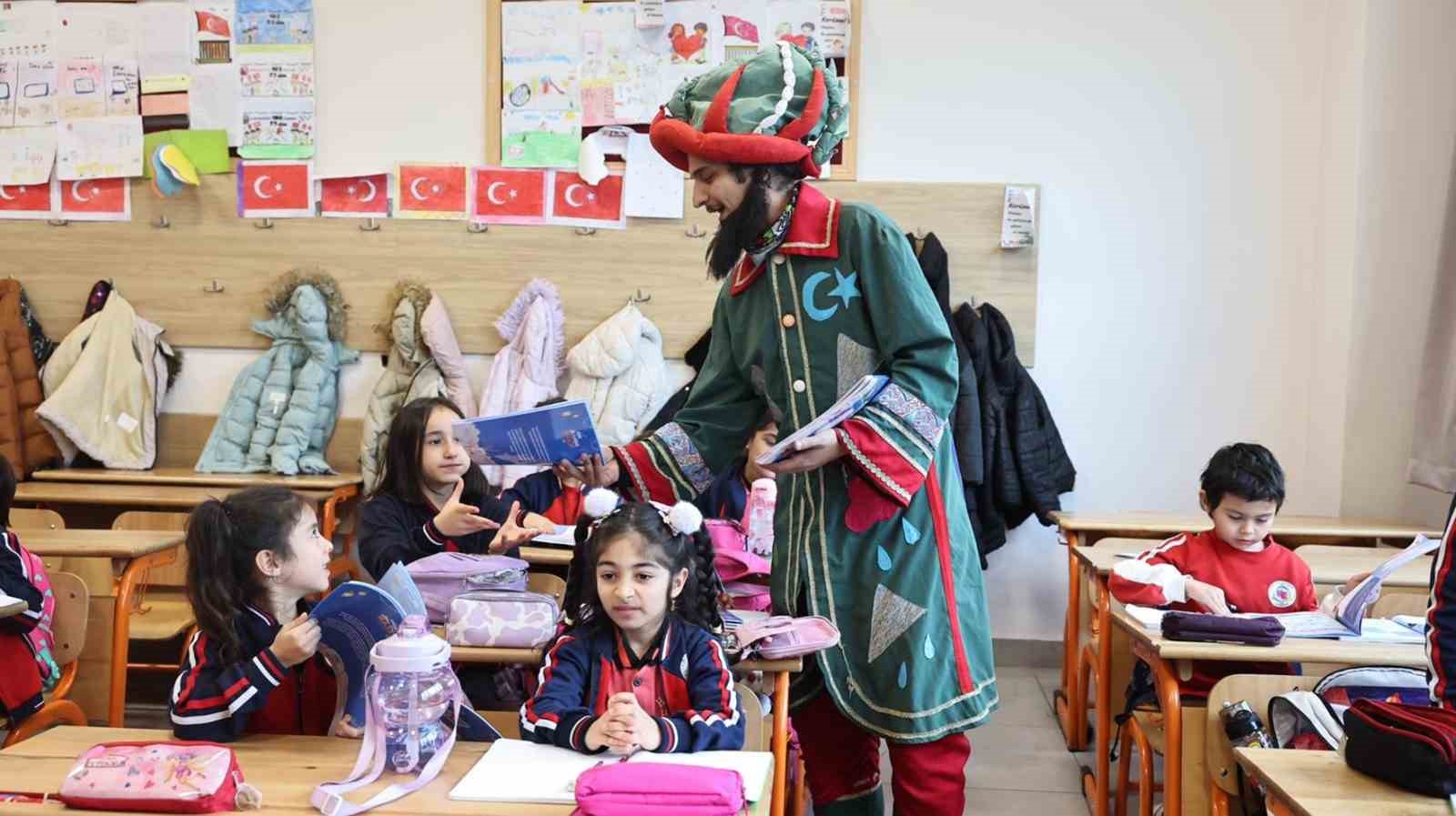 &Ouml;ğrencilere &ccedil;at kapı tiyatro s&uuml;rprizi
