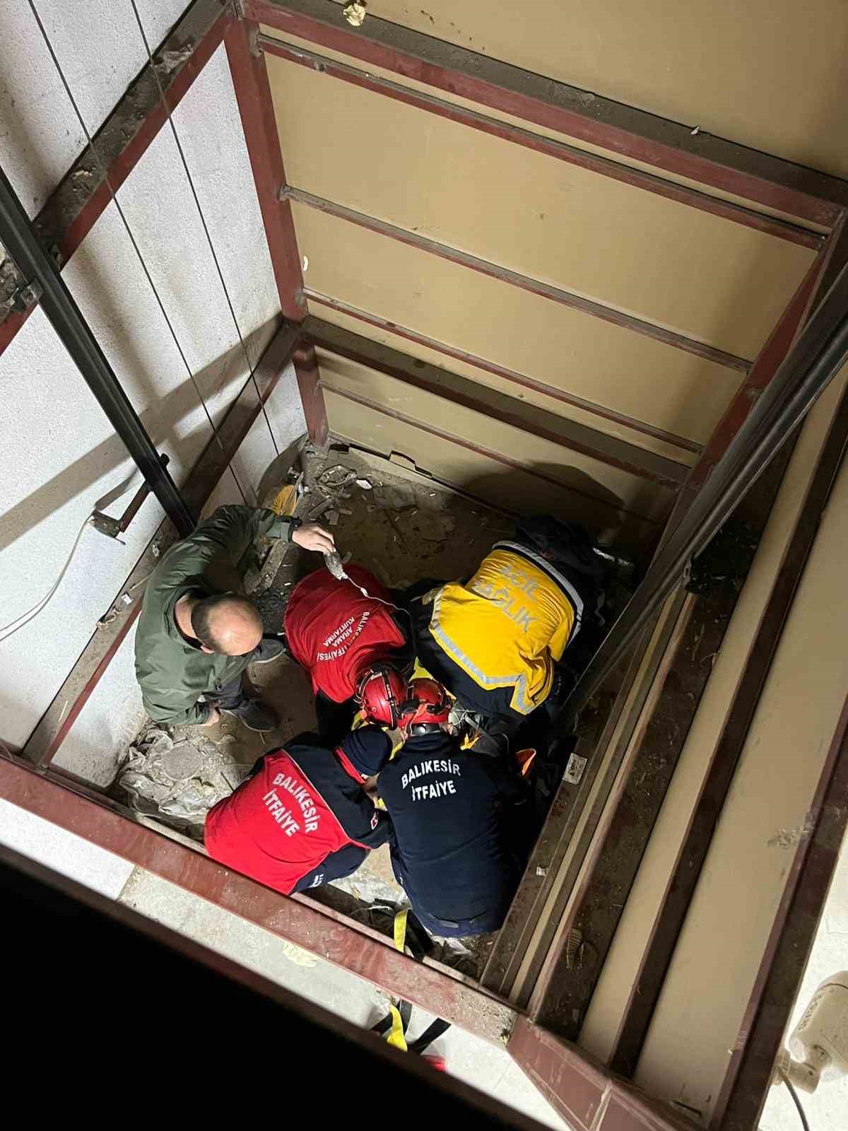 Balıkesir&rsquo;de asans&ouml;r boşluğuna d&uuml;şen adam itfaiye ekiplerince kurtarıldı
