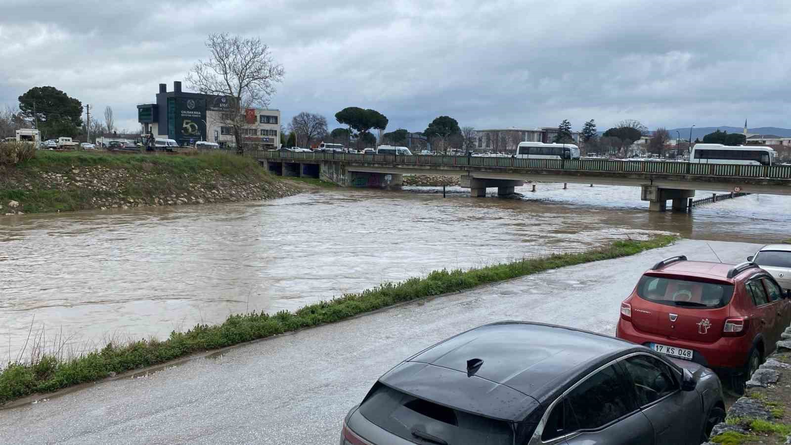 Çanakkale’de Kocabaş Çayı yoğuş yağış nedeniyle taştı