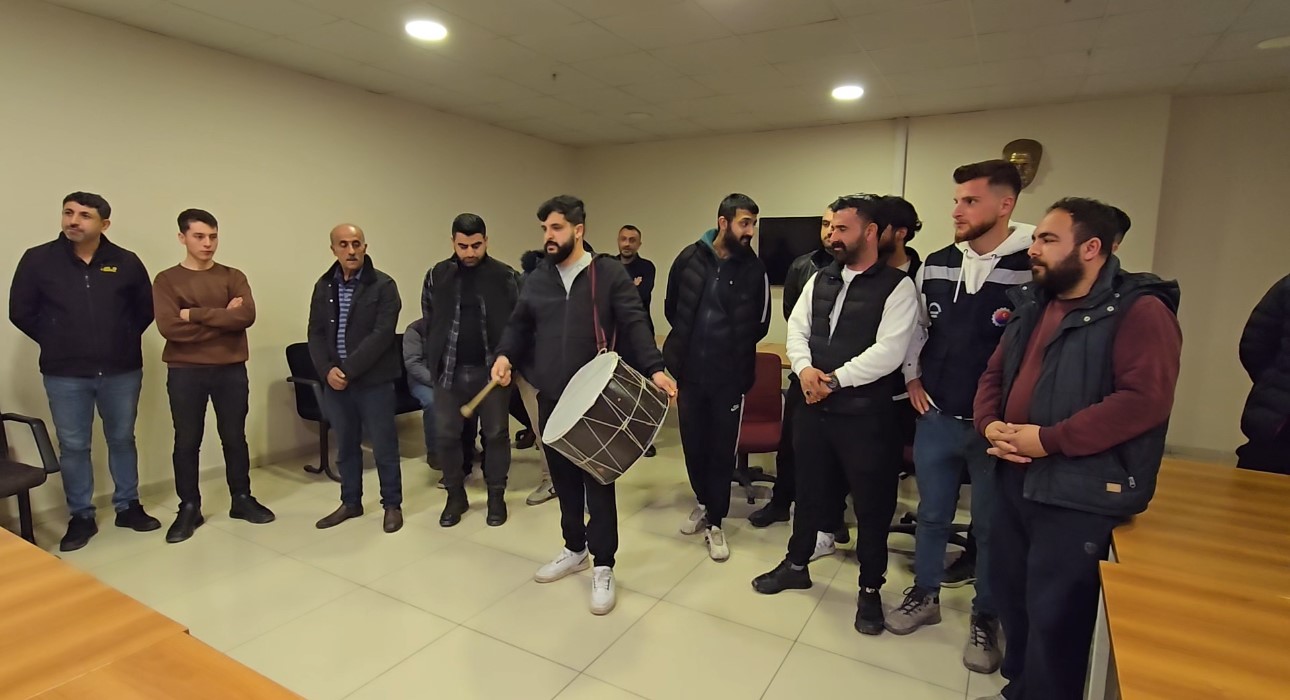 Karab&uuml;k&rsquo;te Ramazan geleneği s&uuml;r&uuml;yor: 55 davulcu vatandaşları sahura kaldıracak
