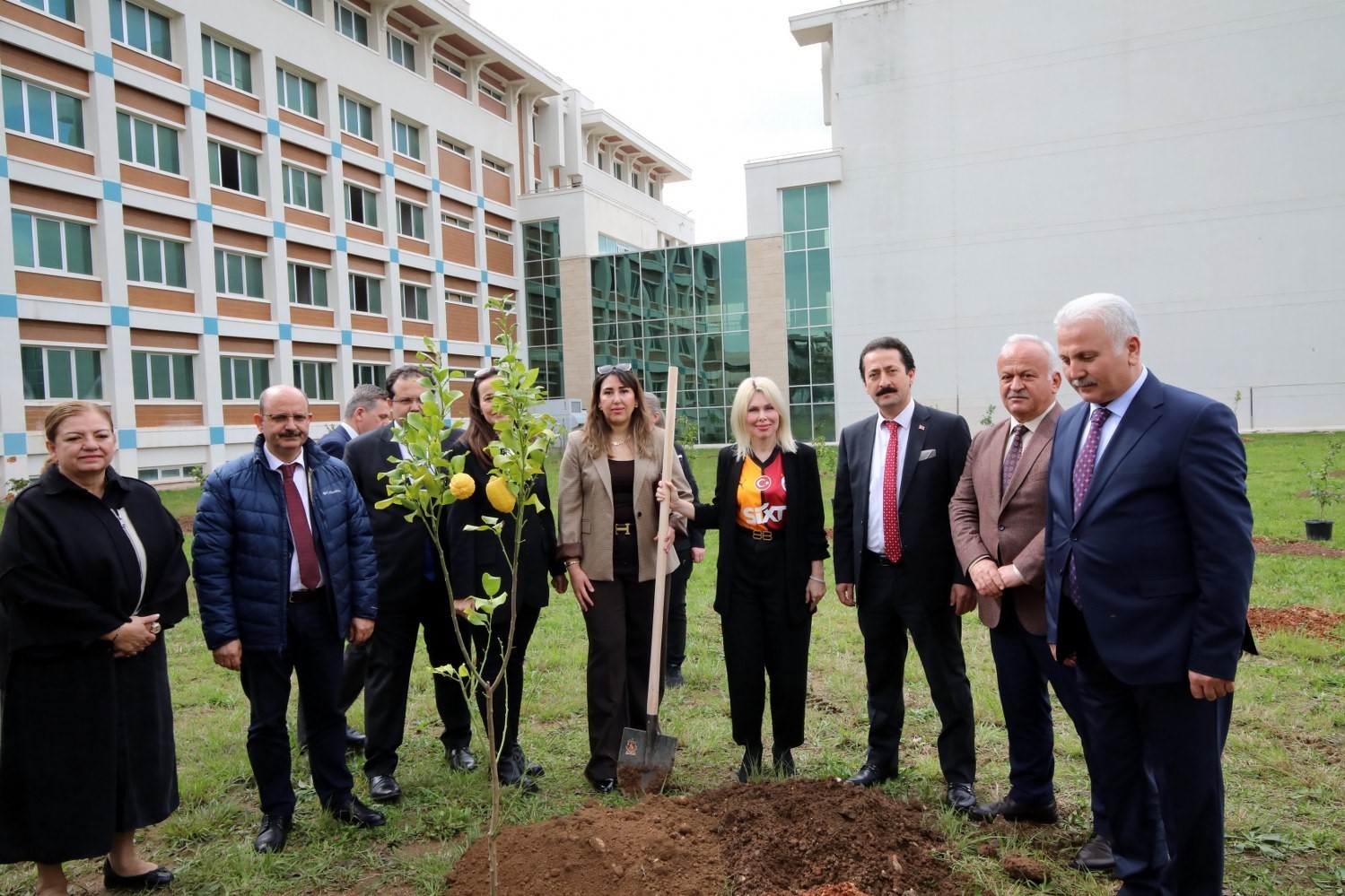 A&Uuml; İlahiyat Fak&uuml;ltesi bah&ccedil;esine 100 ağa&ccedil; dikildi
