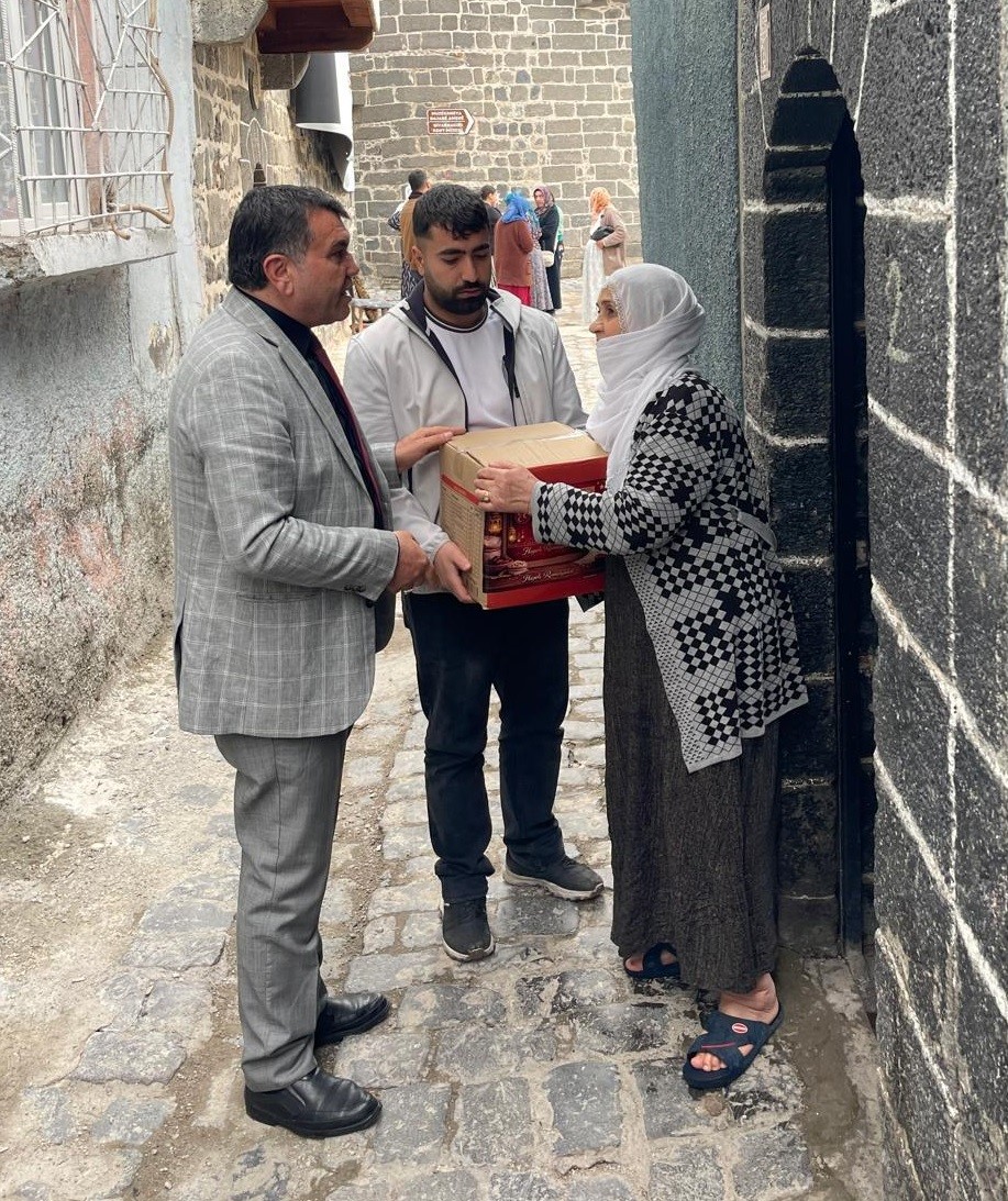 Diyarbakır&rsquo;da Devlet Bah&ccedil;eli adına &rsquo;Ramazan kolisi&rsquo; dağıtıldı
