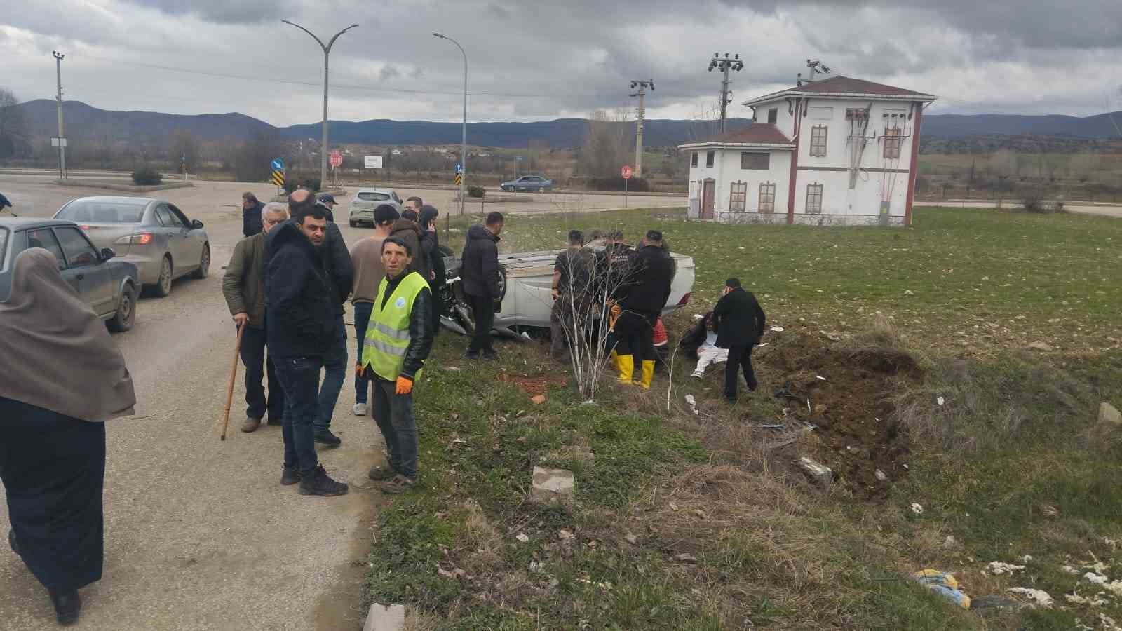 Elektrik direğine çarpan otomobil takla attı: 2 yaralı