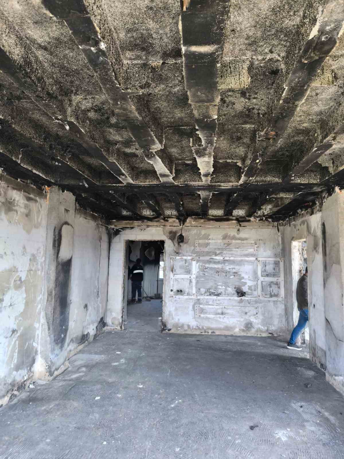 Şarj esnasında patlayan telefon, evi küle çevirdi