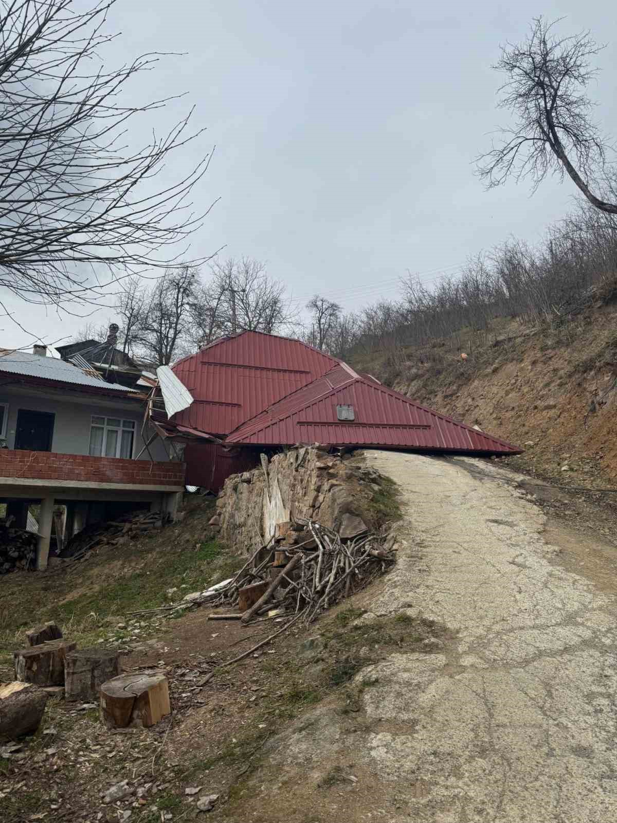 Ordu&rsquo;da fırtına: Evlerin &ccedil;atıları u&ccedil;tu
