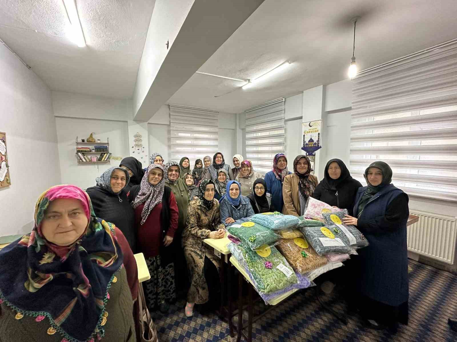 Depremzede &ccedil;ocuklara atkı ve bere &ouml;rd&uuml;ler
