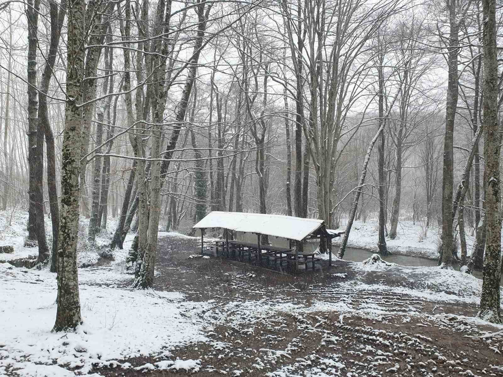 Kırklareli&rsquo;nin y&uuml;ksek kesimleri beyaza b&uuml;r&uuml;nd&uuml;
