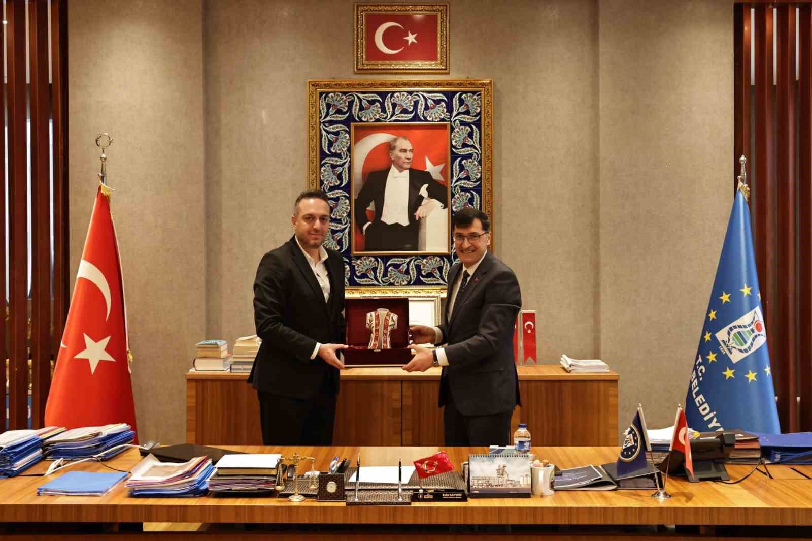 K&uuml;tahya Belediye Başkanı Ey&uuml;p Kahveci, K&uuml;tahya Galatasaraylılar Derneği y&ouml;netimini ağırladı
