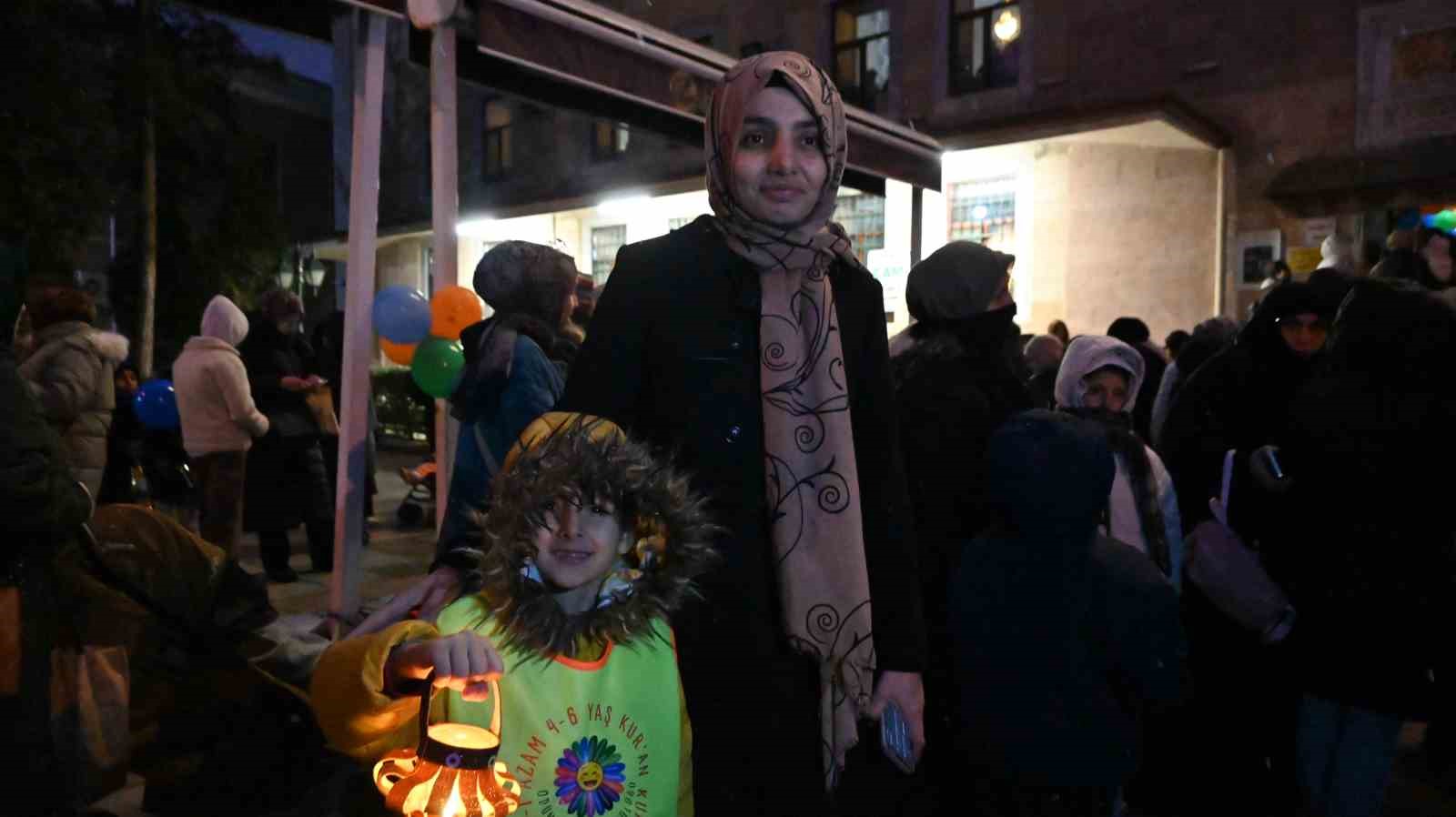 Minik ellerde fenerler, y&uuml;reklerde Ramazan sevinci
