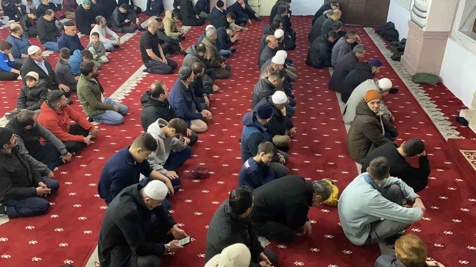 Bolu&rsquo;da ilk teravih namazında vatandaşlar camilere akın etti
