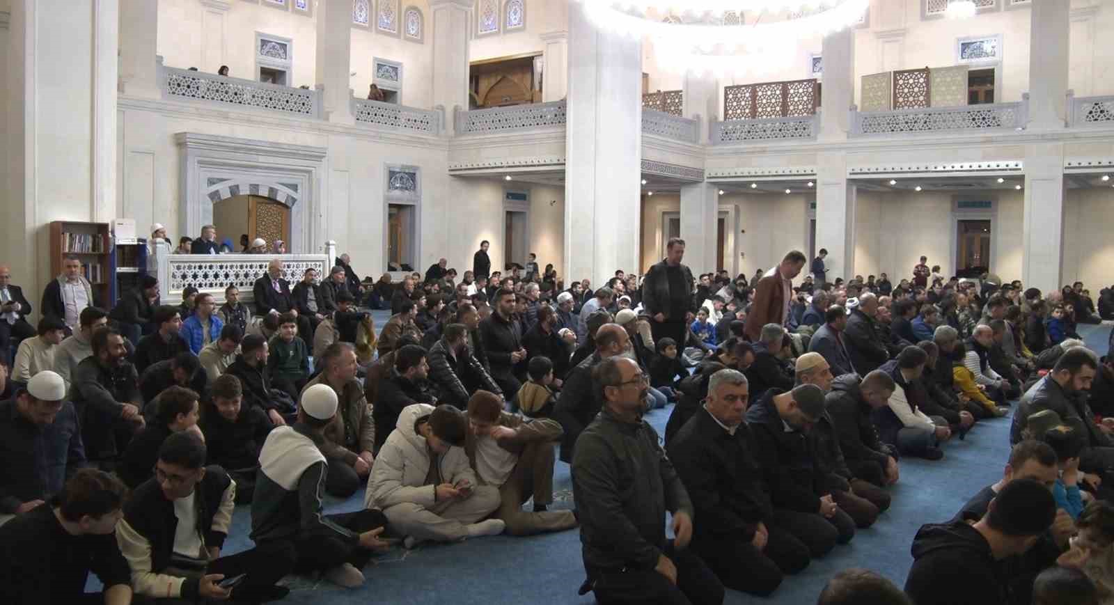 İzmir&rsquo;de Ramazan ayının ilk teravih namazı kılındı
