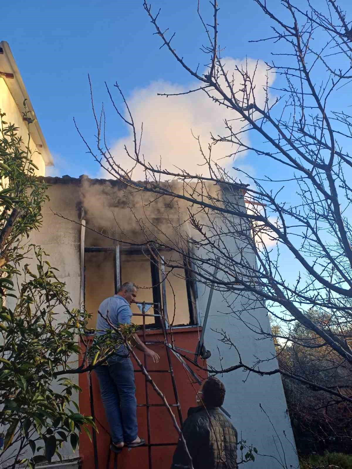 Serik’te ev yangını: Yaşlı kadın hayatını kaybetti