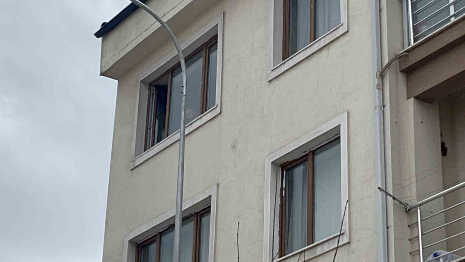 Y&uuml;ksekten d&uuml;ş&uuml;p ağır yaralanan &ccedil;ocuk komada
