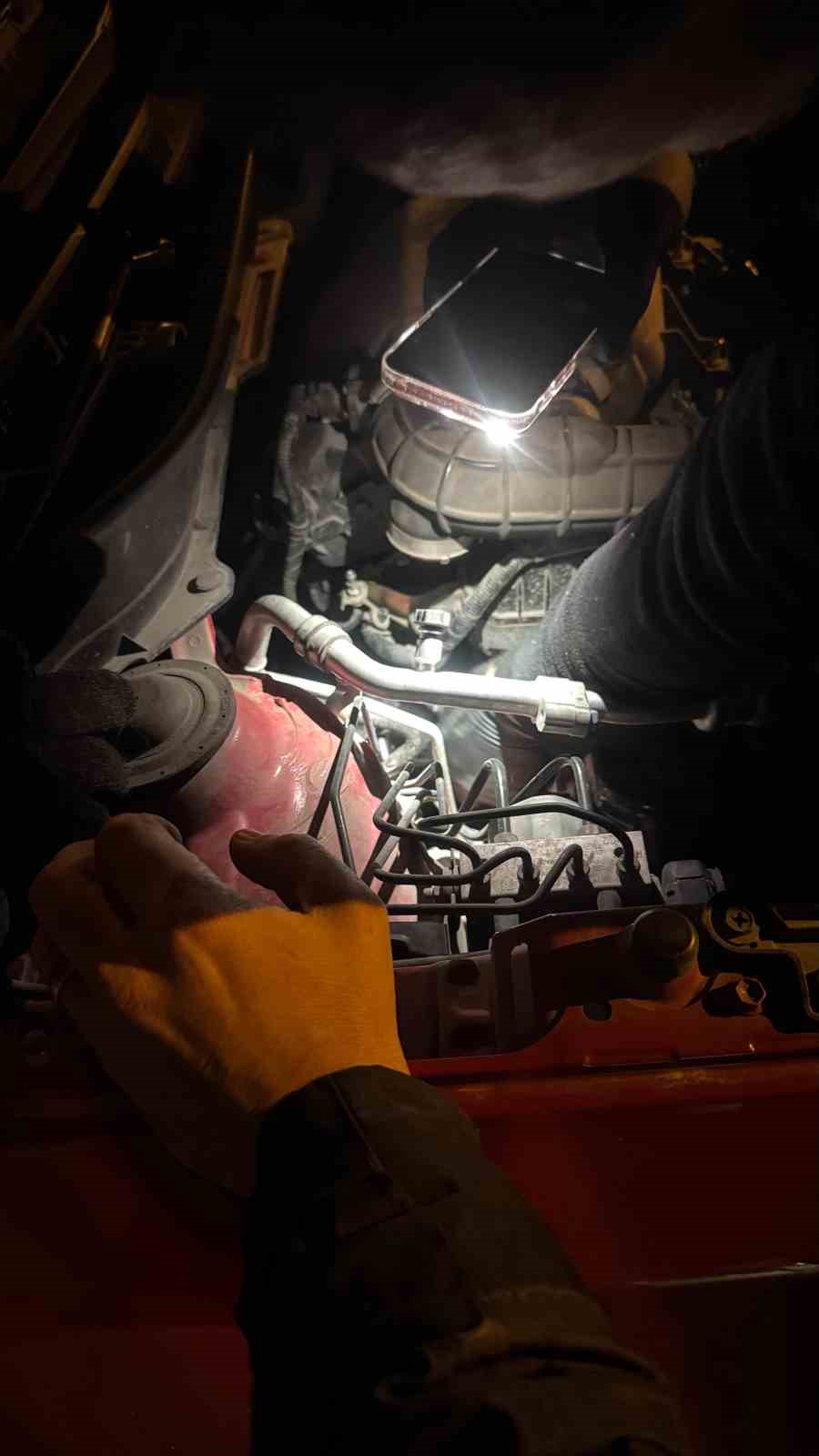 Otomobilin motoruna sıkışan kedi için seferber oldular
