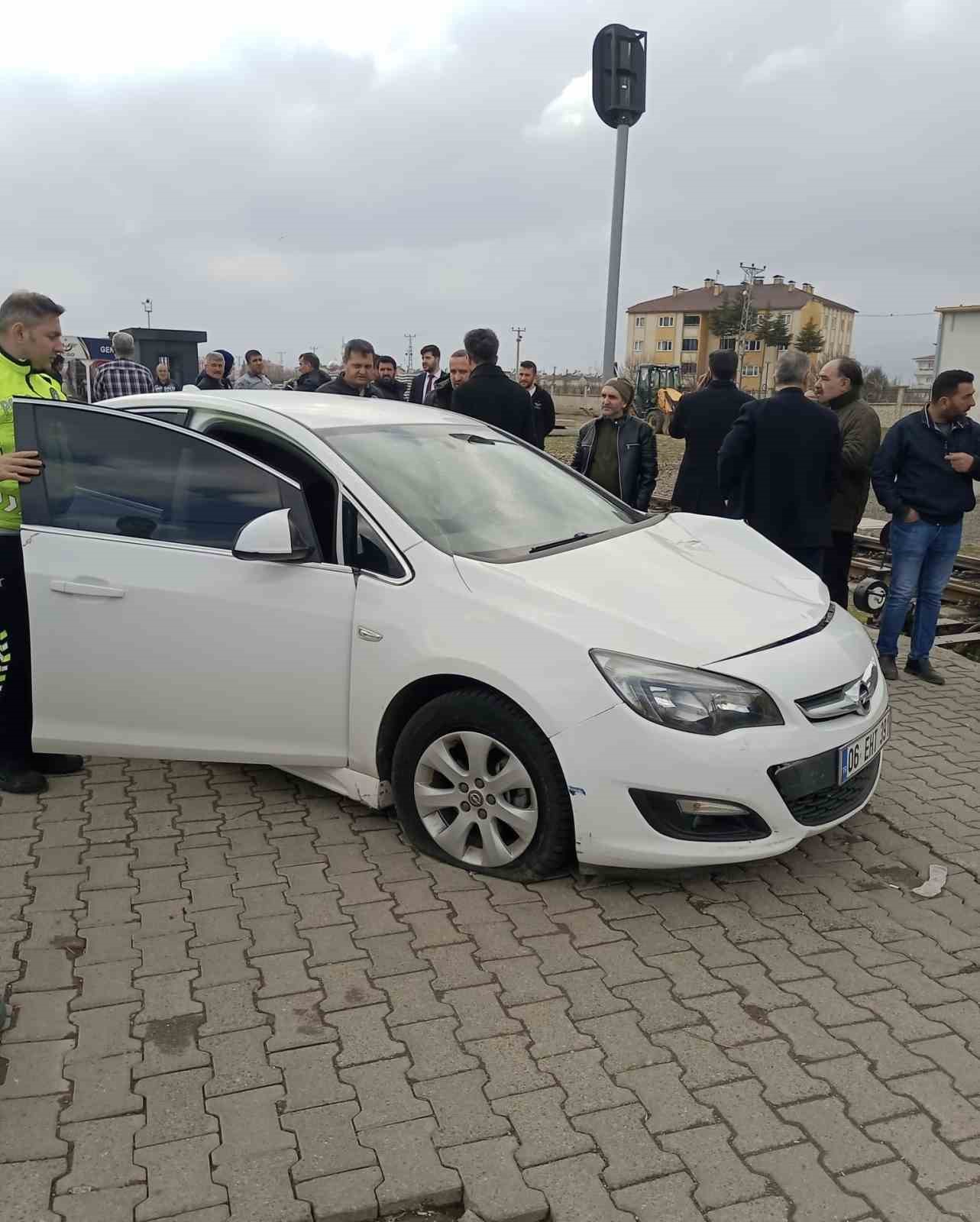 Tren hemzemin geçitte araca çarptı: 3 yaralı