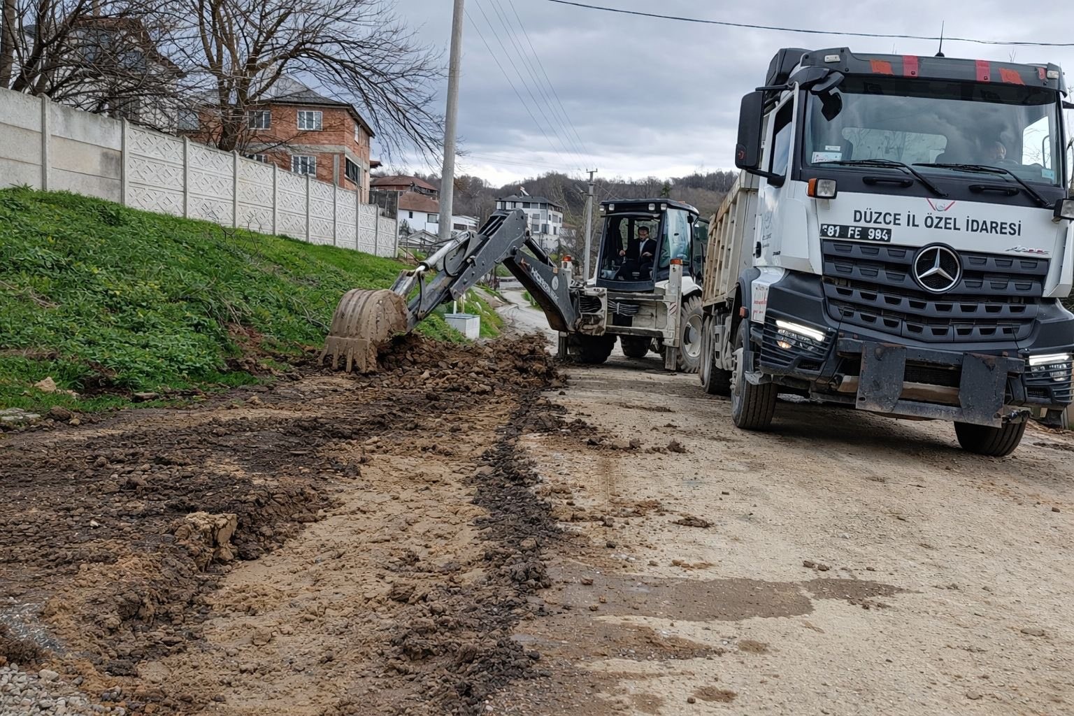 D&uuml;zce&rsquo;de yağmur suyu i&ccedil;in v kanal altyapısı s&uuml;r&uuml;yor
