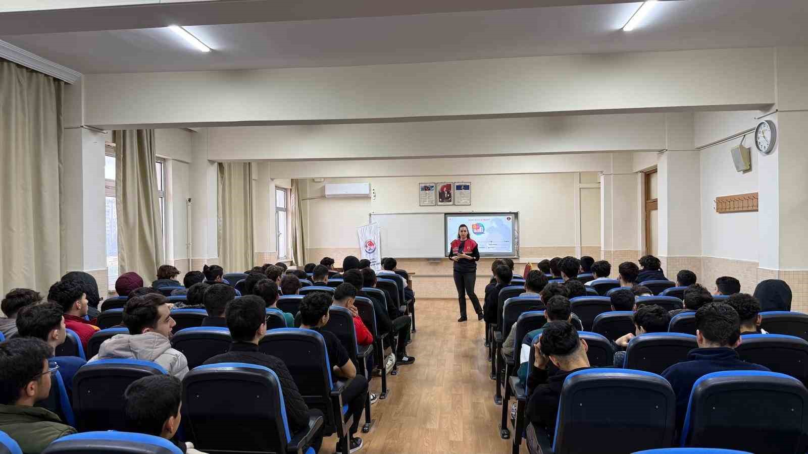 Mersin&rsquo;de gen&ccedil;lere dijital farkındalık semineri

