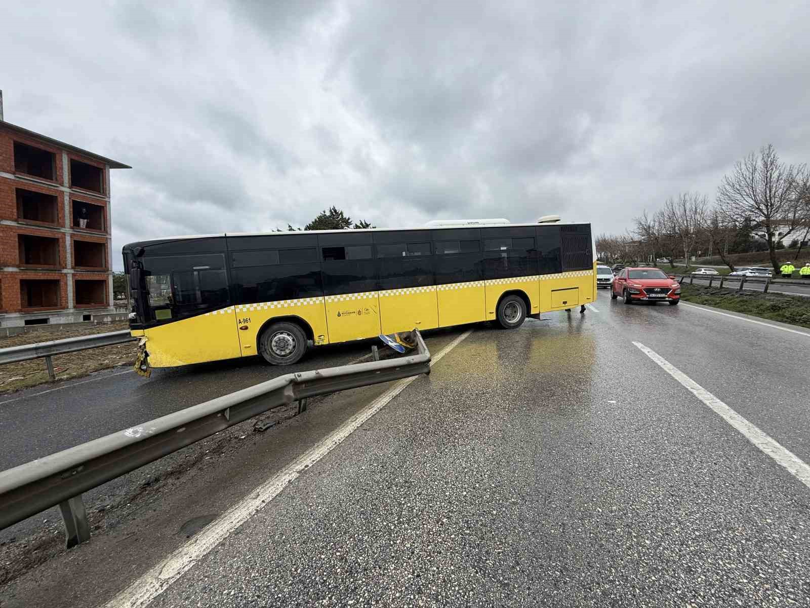 İETT otobüsü bariyere çarparak yoldan çıktı: 5 yaralı