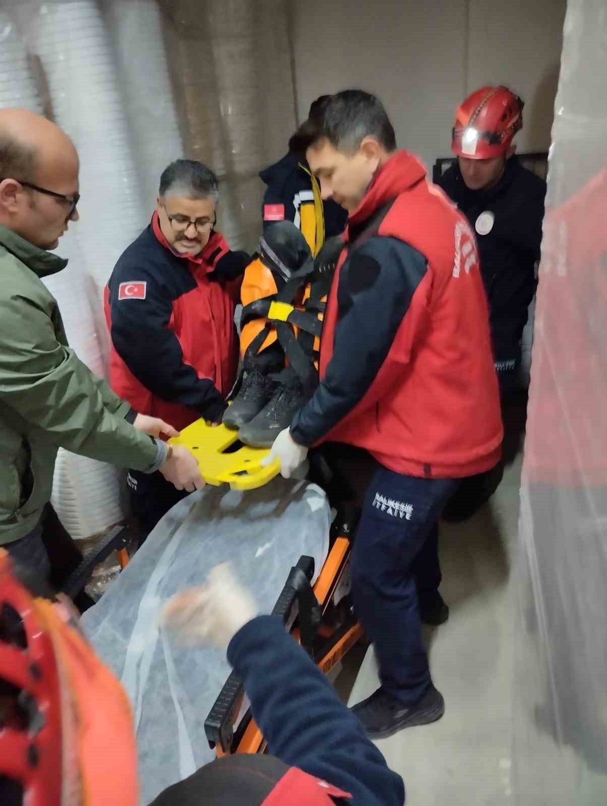 Balıkesir’de asansör boşluğuna düşen adam itfaiye ekiplerince kurtarıldı