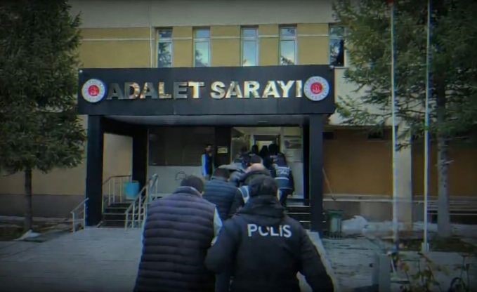 Bayburt merkezli dolandırıcılık operasyonunda 5 ş&uuml;pheli tutuklandı

