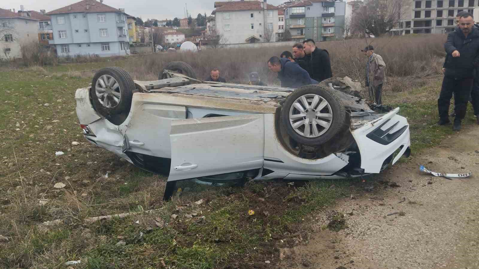 Elektrik direğine çarpan otomobil takla attı: 2 yaralı