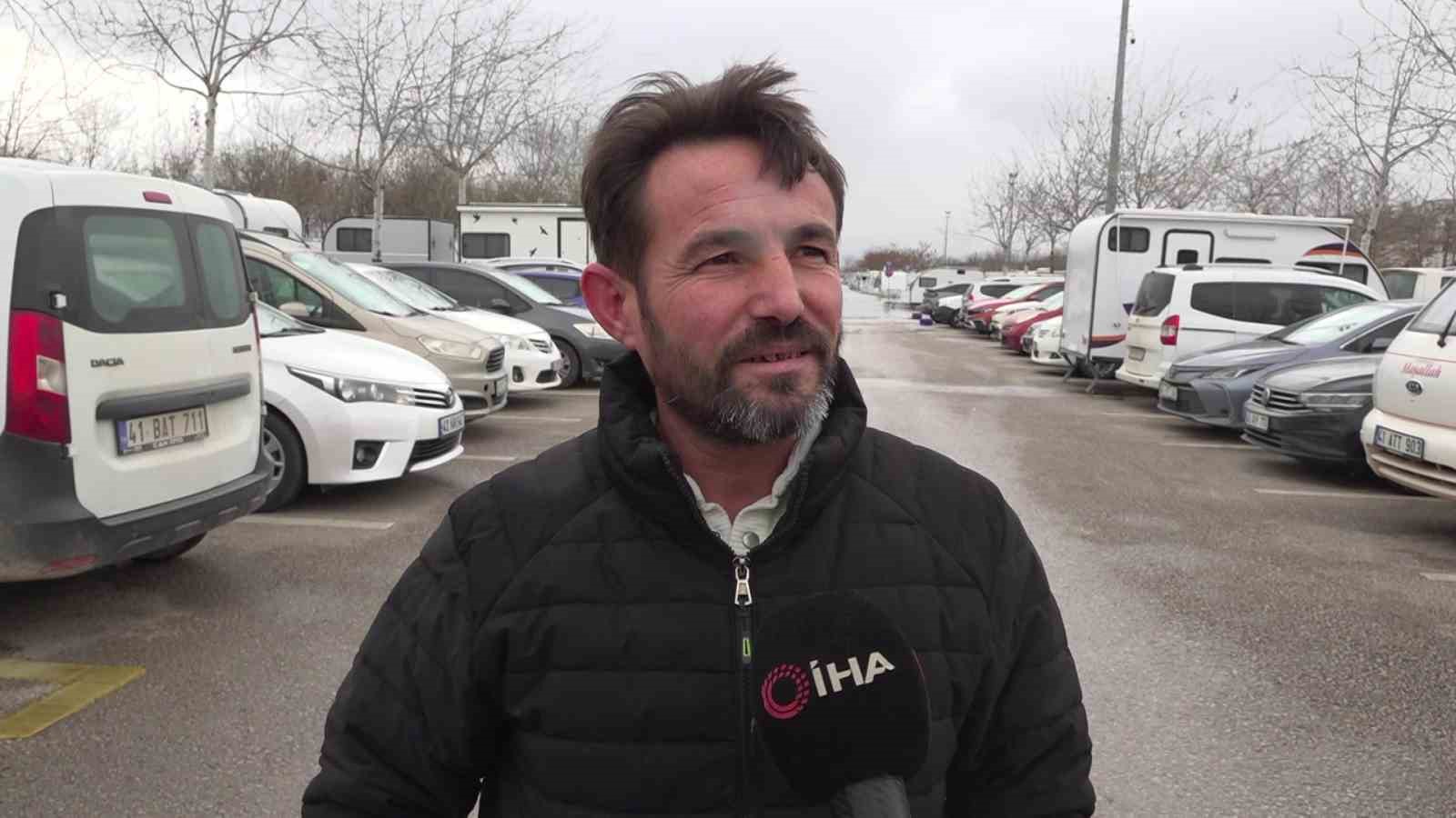 Kocaeli&rsquo;de karavanlar su i&ccedil;inde kaldı, otopark sulara teslim oldu
