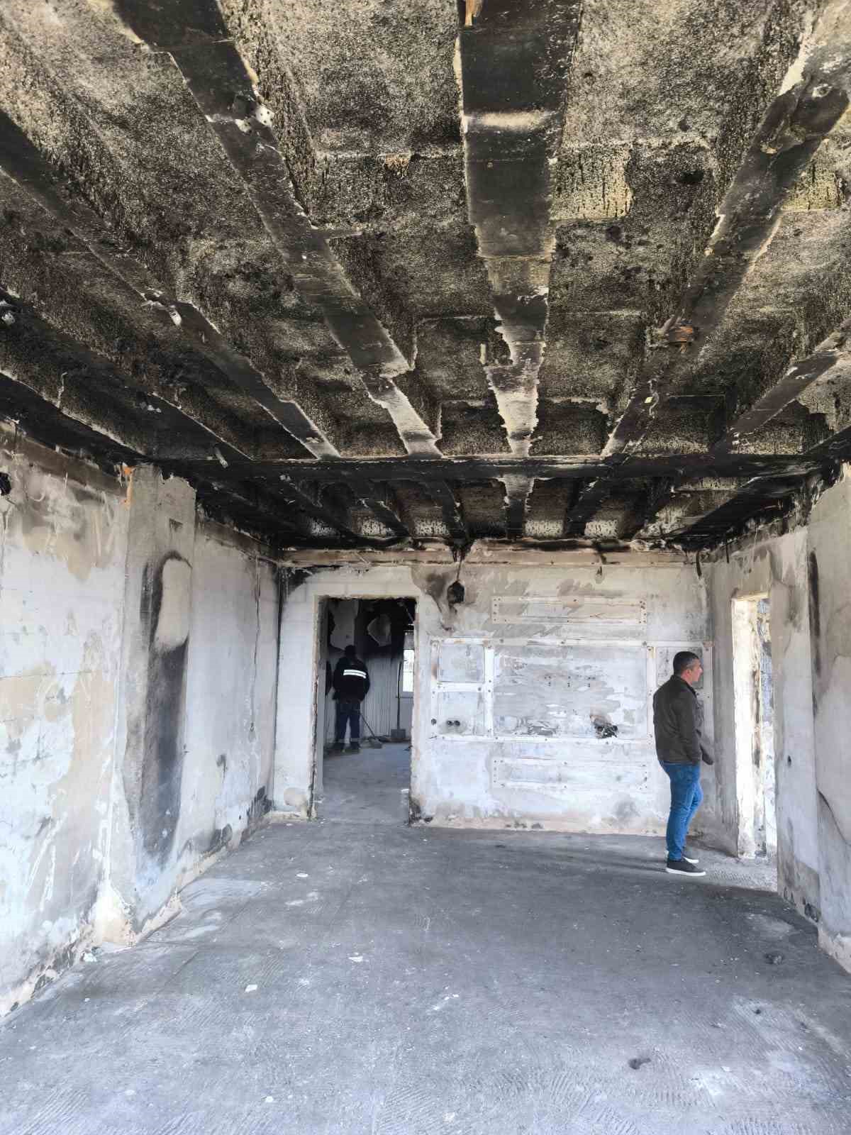 Şarj esnasında patlayan telefon, evi küle çevirdi